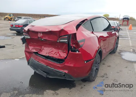 2024 Tesla Model Y Long Range Dual Motor All-Wheel Drive z USA, uszkodzony, nr VIN 7SAYGAEE0RF149440